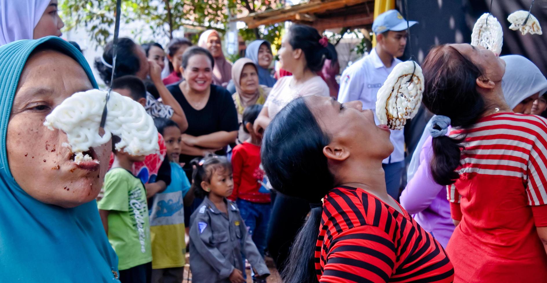 pamulang, 17 de agosto de 2022. se llevaron a cabo varios concursos para conmemorar el día de la independencia de indonesia de una manera sencilla pero animada. foto