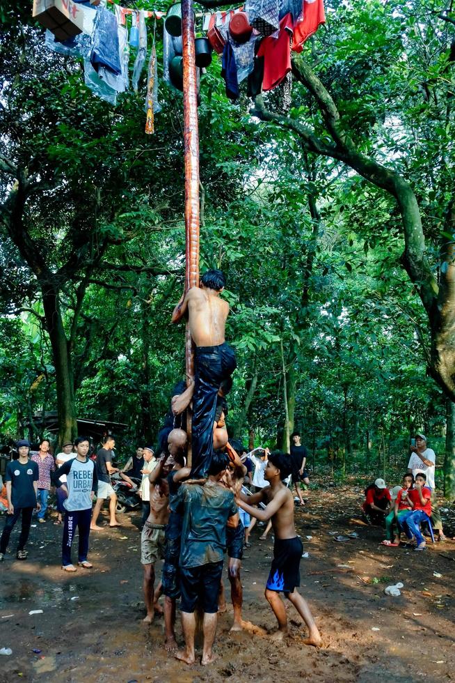 Pamulang, August 17, 2022. Various competitions to commemorate Indonesia's independence day were carried out in a simple but still lively manner. photo