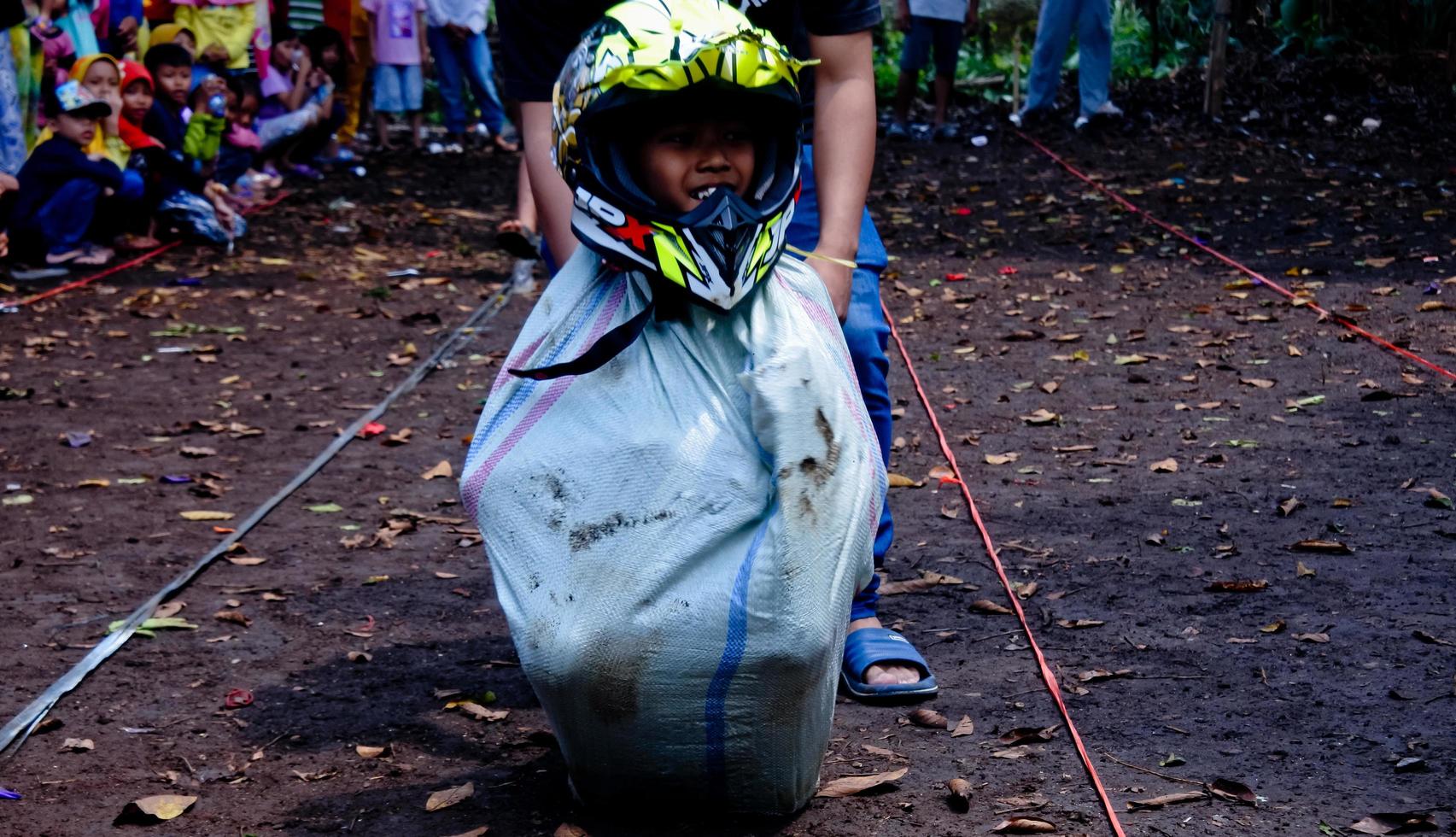 Pamulang, August 17, 2022. Various competitions to commemorate Indonesia's independence day were carried out in a simple but still lively manner. photo