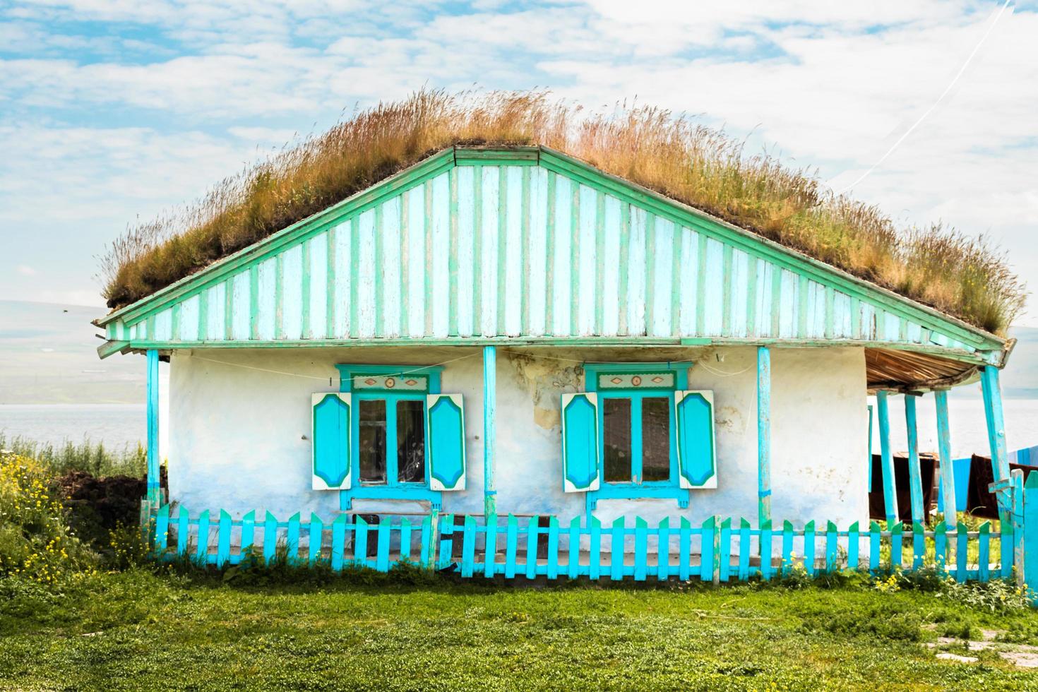 paravani, georgia, 2022 - antigua casa tradicional en el pueblo de tambovka casa antigua junto al lago paravani. georgia turismo gemas ocultas foto