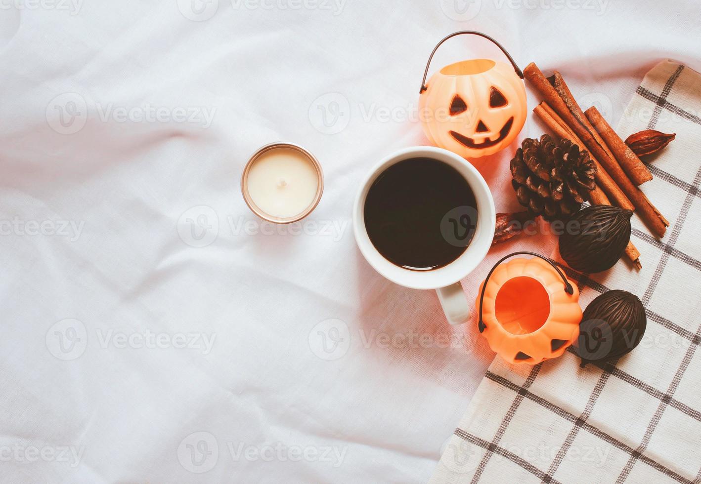 endecha plana de otoño y estilo de arreglo de acción de gracias con calabaza de halloween sobre fondo de manta de sábana blanca foto