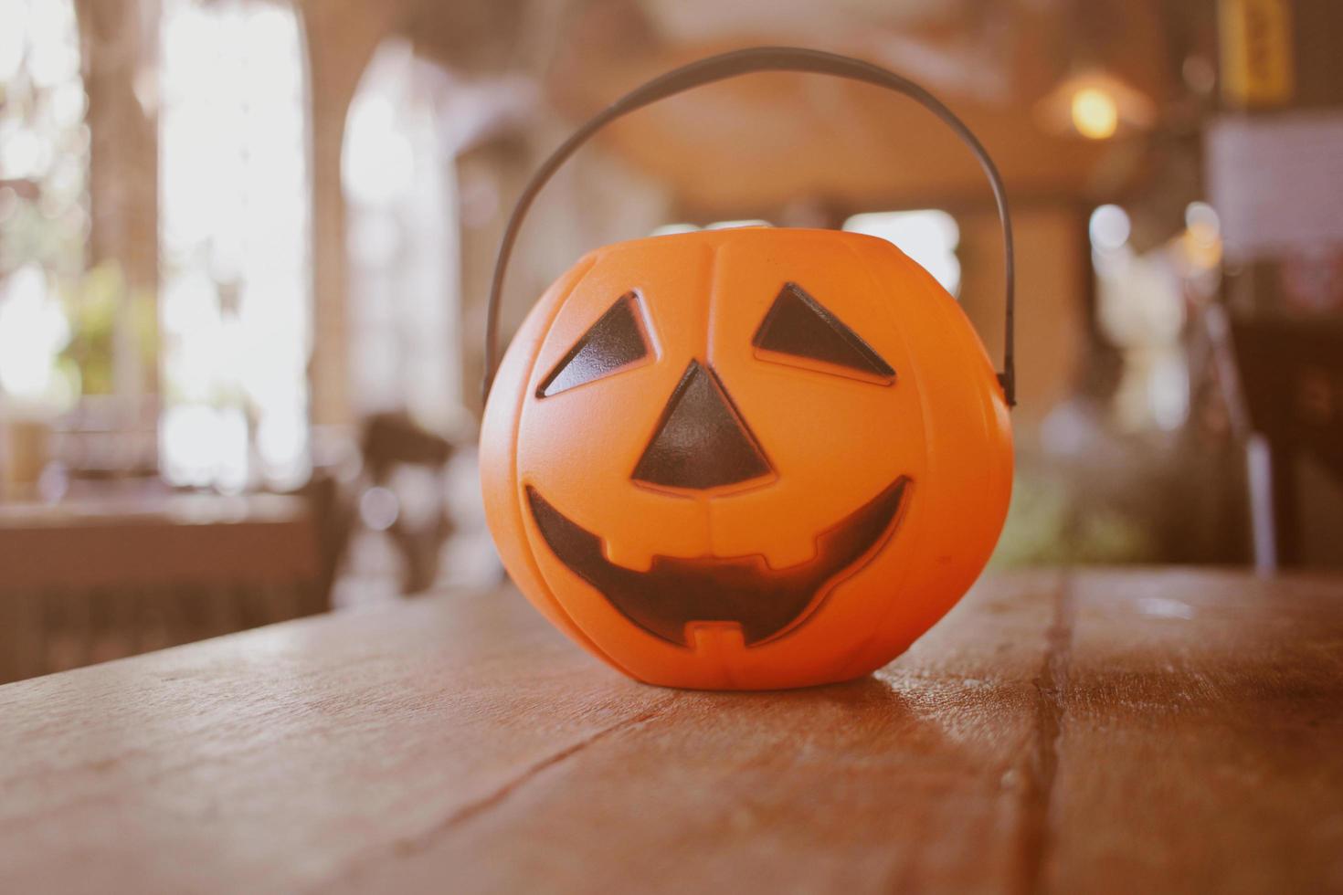 calabaza para la celebración de halloween decorada en el café foto