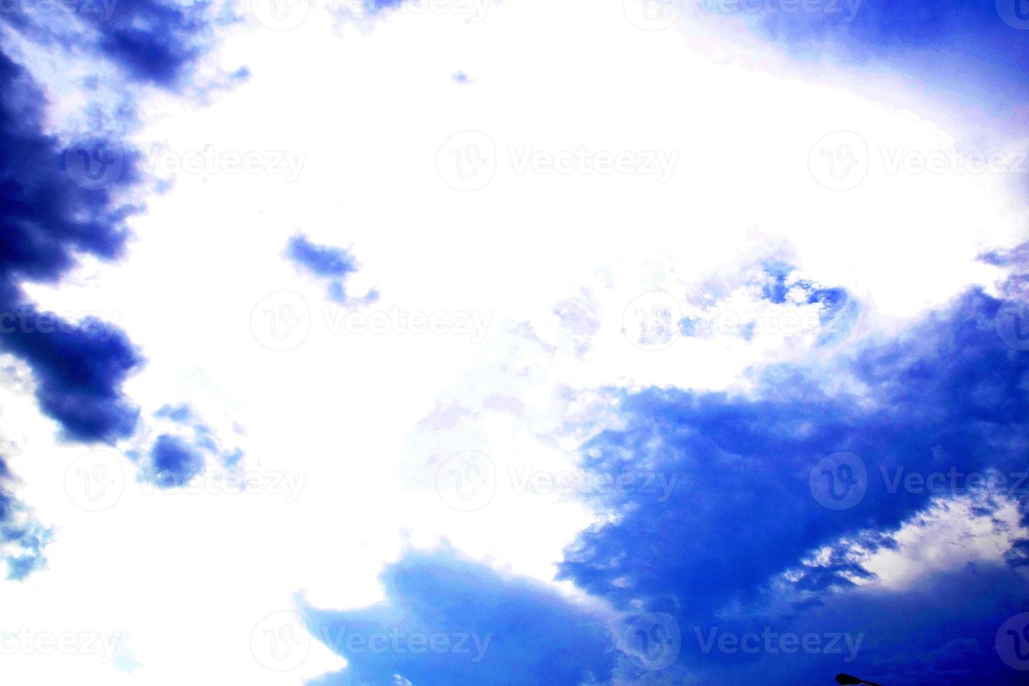 fondo de cielo azul y enfoque suave de nubes blancas. nubes de cielo azul para el fondo.fondo natural. foto