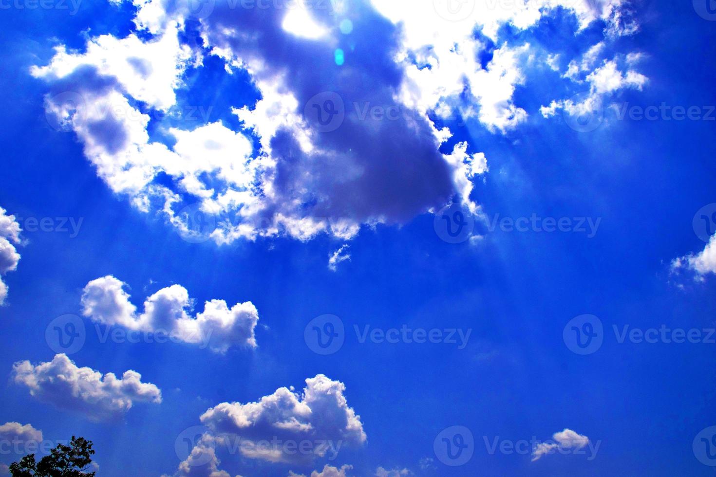 fondo de cielo azul y enfoque suave de nubes blancas. nubes de cielo azul para el fondo.fondo natural. foto