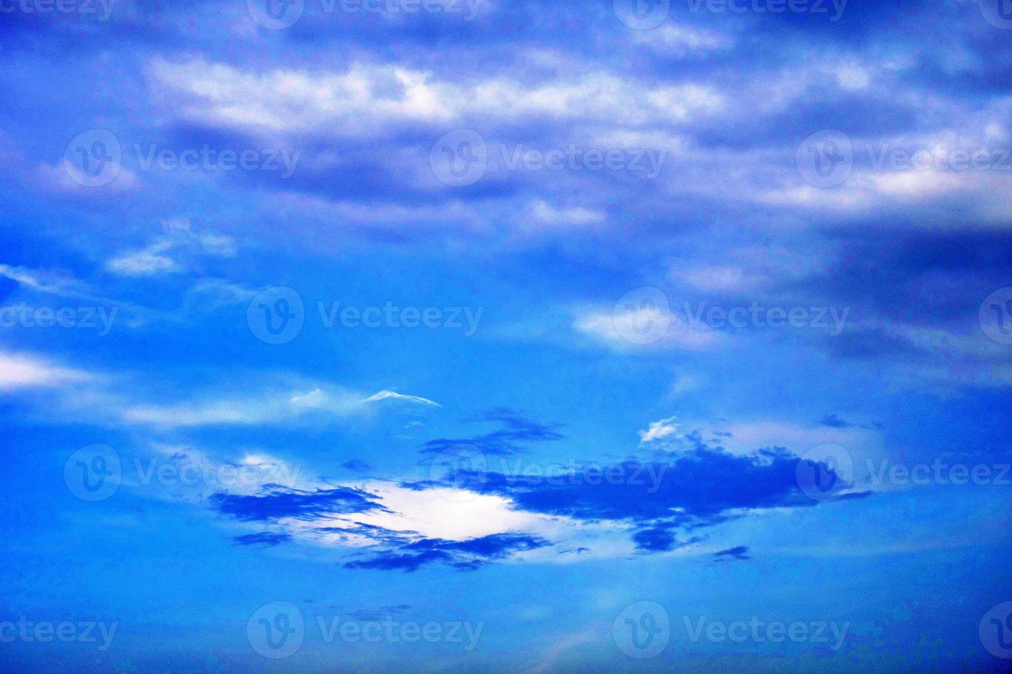 fondo de cielo azul y enfoque suave de nubes blancas. nubes de cielo azul para el fondo.fondo natural. foto