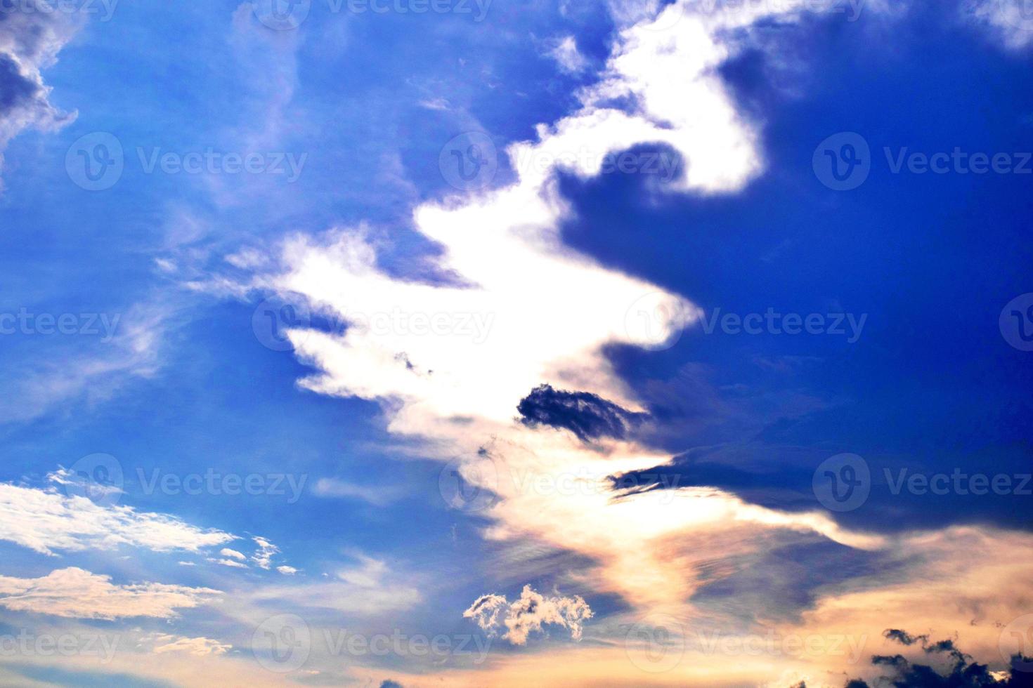 fondo de cielo azul y enfoque suave de nubes blancas. nubes de cielo azul para el fondo.fondo natural. foto