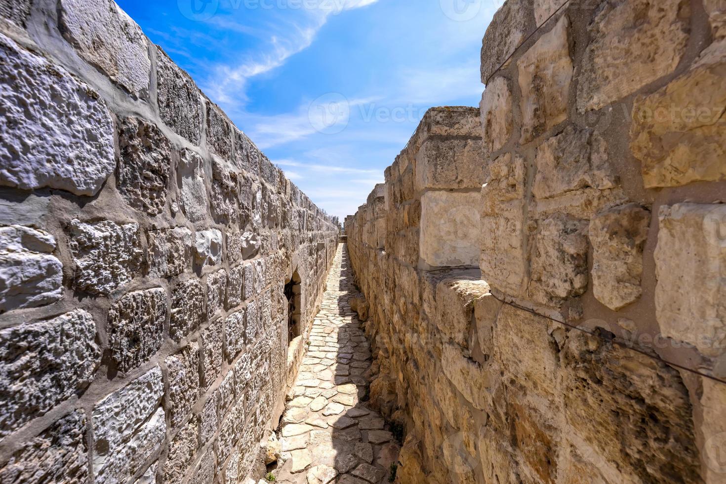 jerusalén, israel, murallas escénicas caminan sobre las murallas de la ciudad vieja con vistas panorámicas del horizonte foto