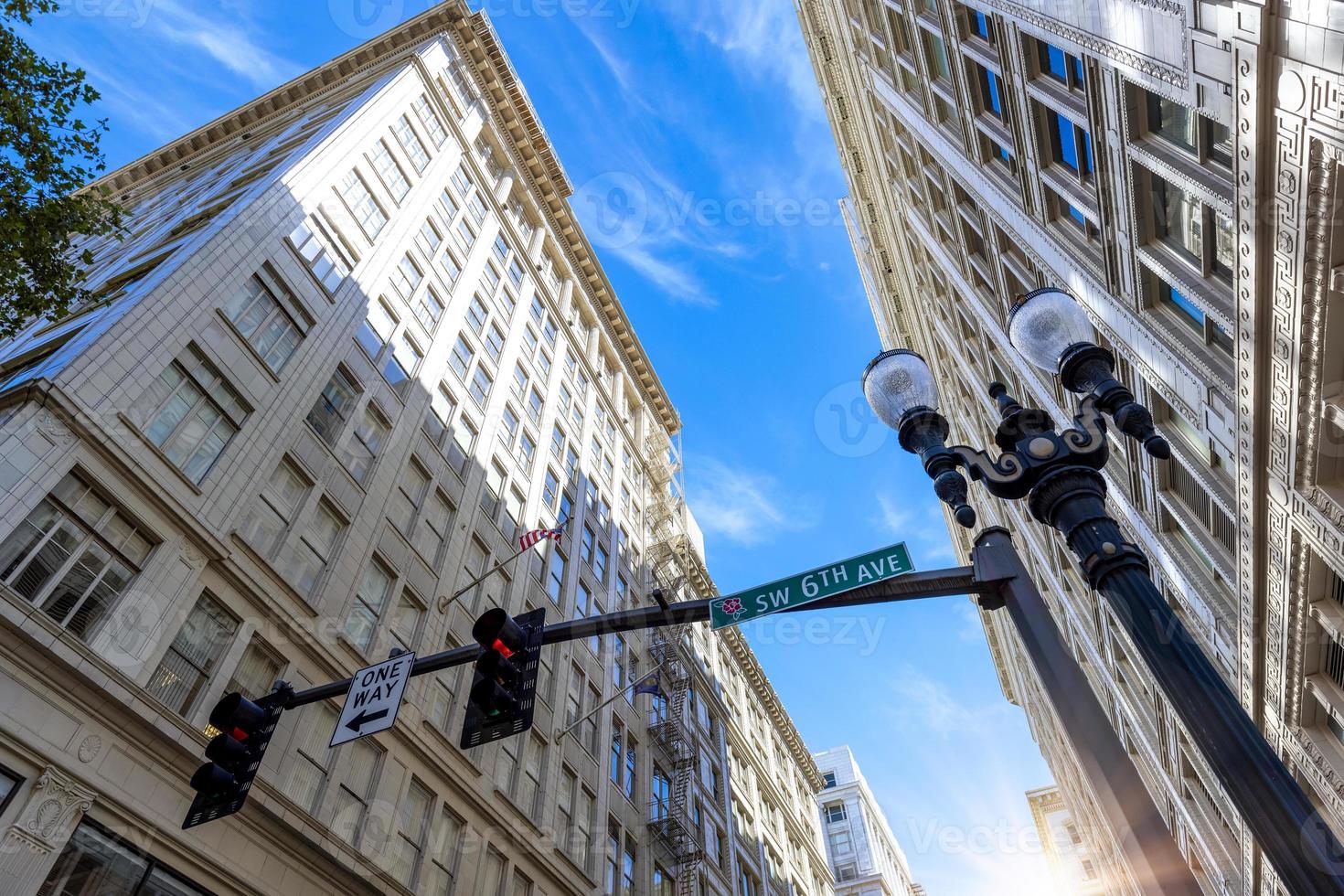 estados unidos, calles del centro de la ciudad de portland y centro financiero foto