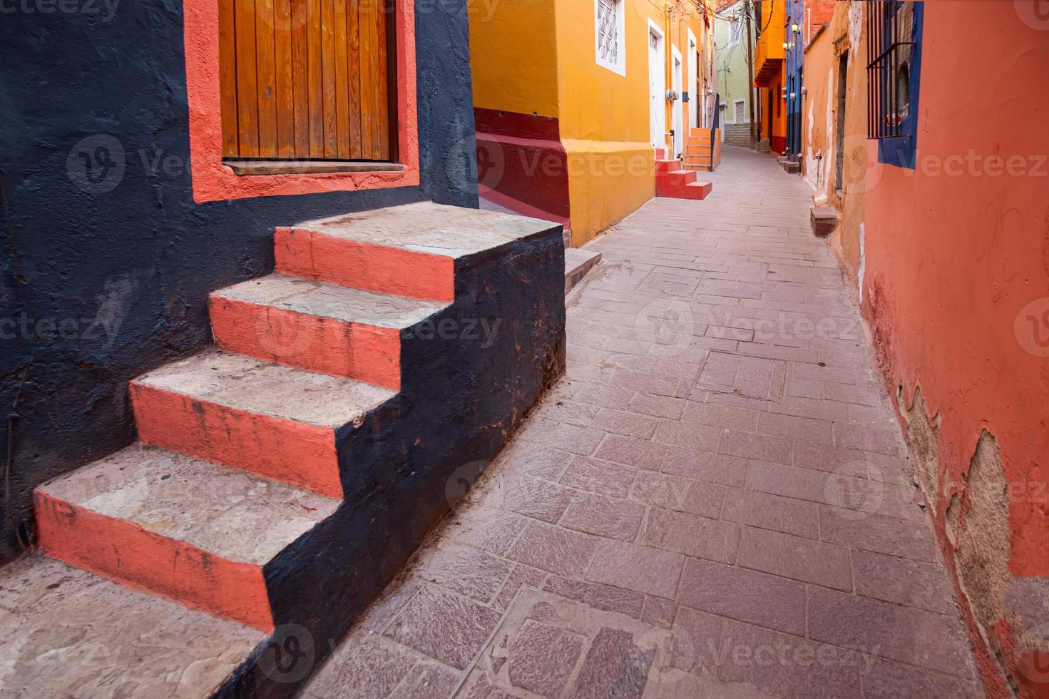 guanajuato, méxico, coloridas calles coloniales y arquitectura en el centro histórico de guanajuato foto