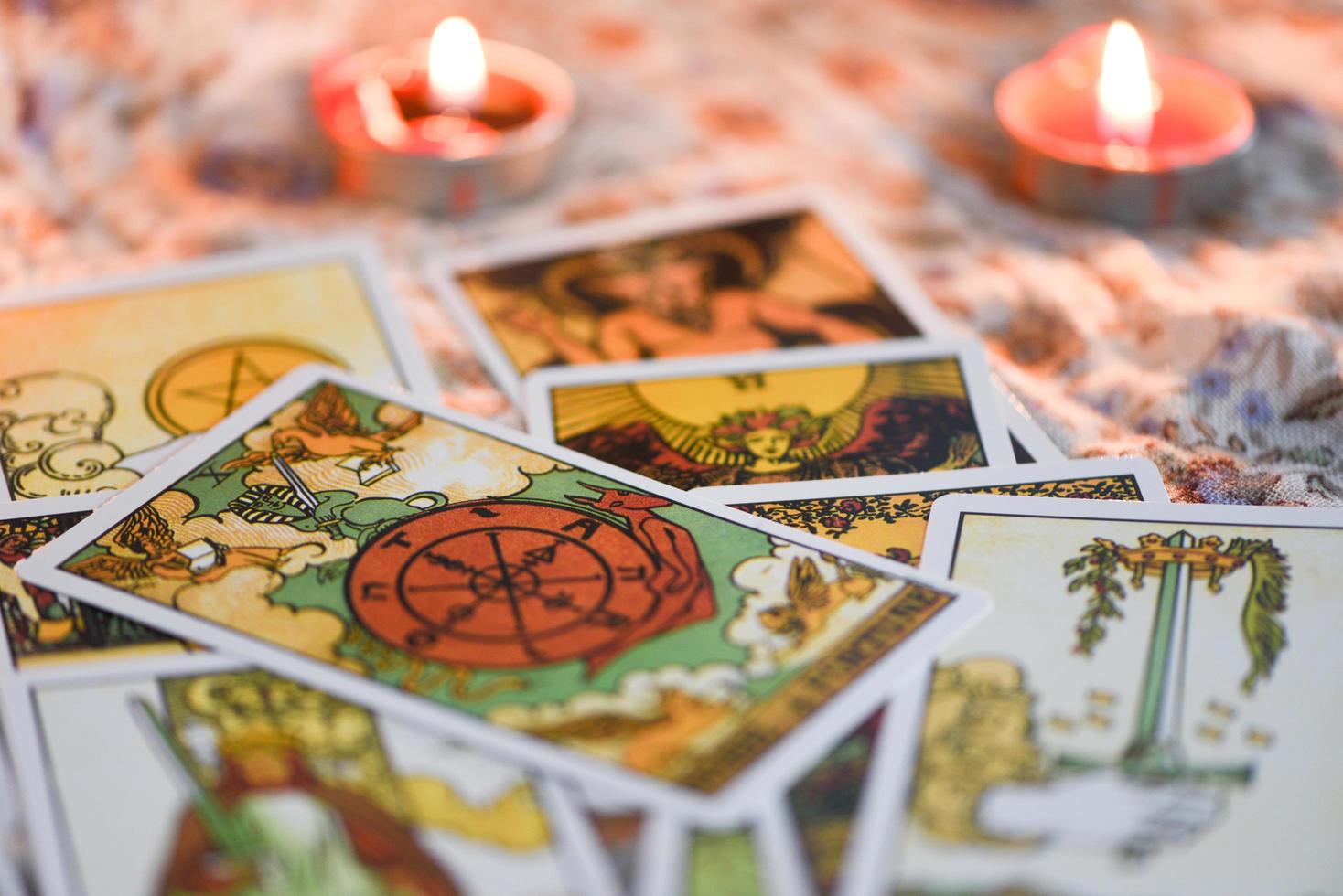 carta del tarot con luz de velas en el fondo de la oscuridad para la astrología magia oculta horóscopos espirituales y lectura de la palma adivino foto
