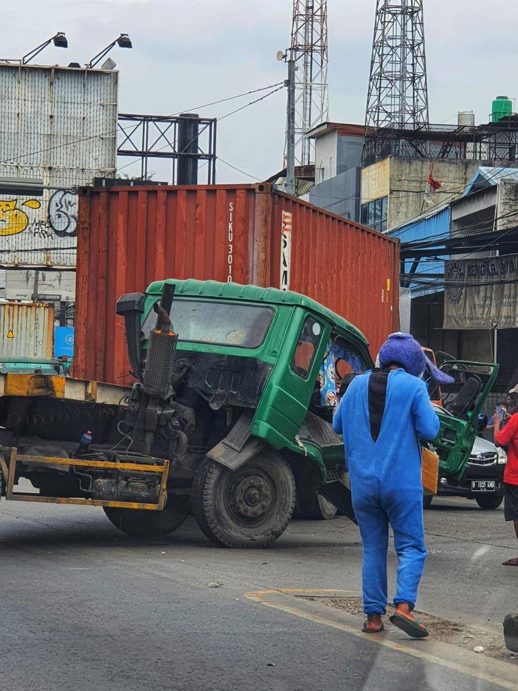 A trailer truck had an accident while making a U-turn photo