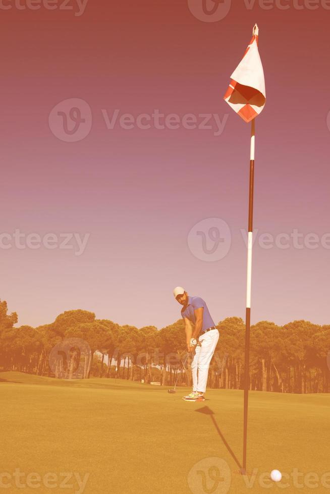 jugador de golf haciendo tiro en un día soleado foto