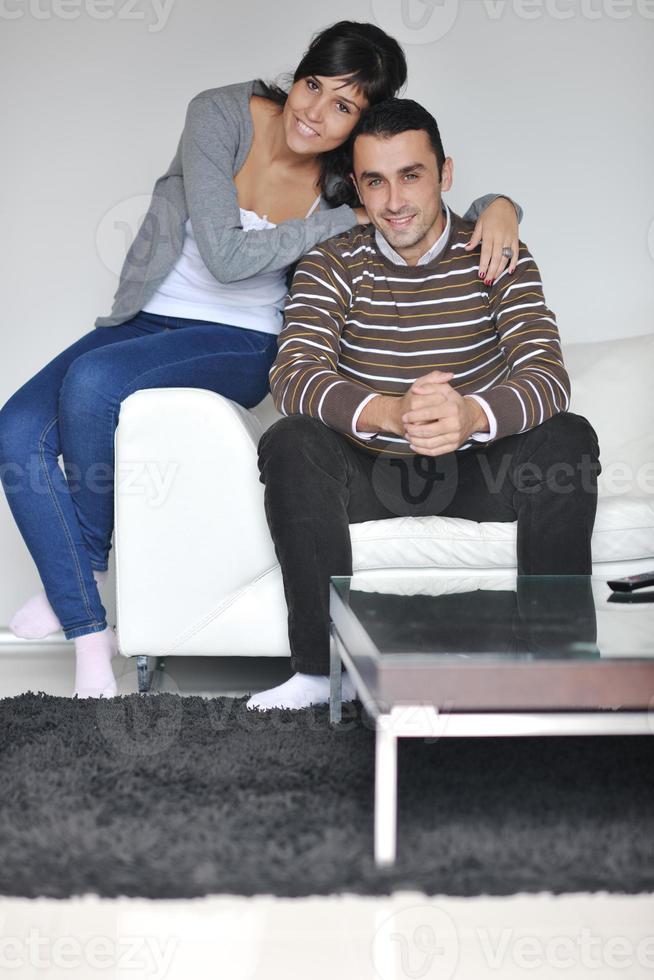 pareja joven relajada viendo la televisión en casa foto