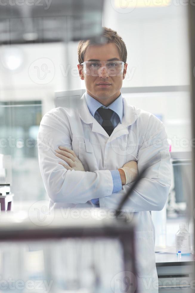 médico científico en laboratorio foto