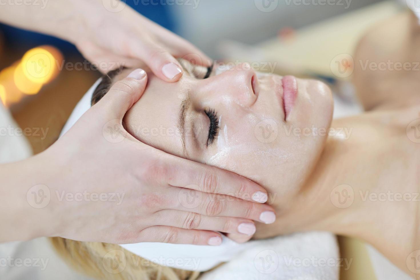 Hermosa mujer joven en el spa foto