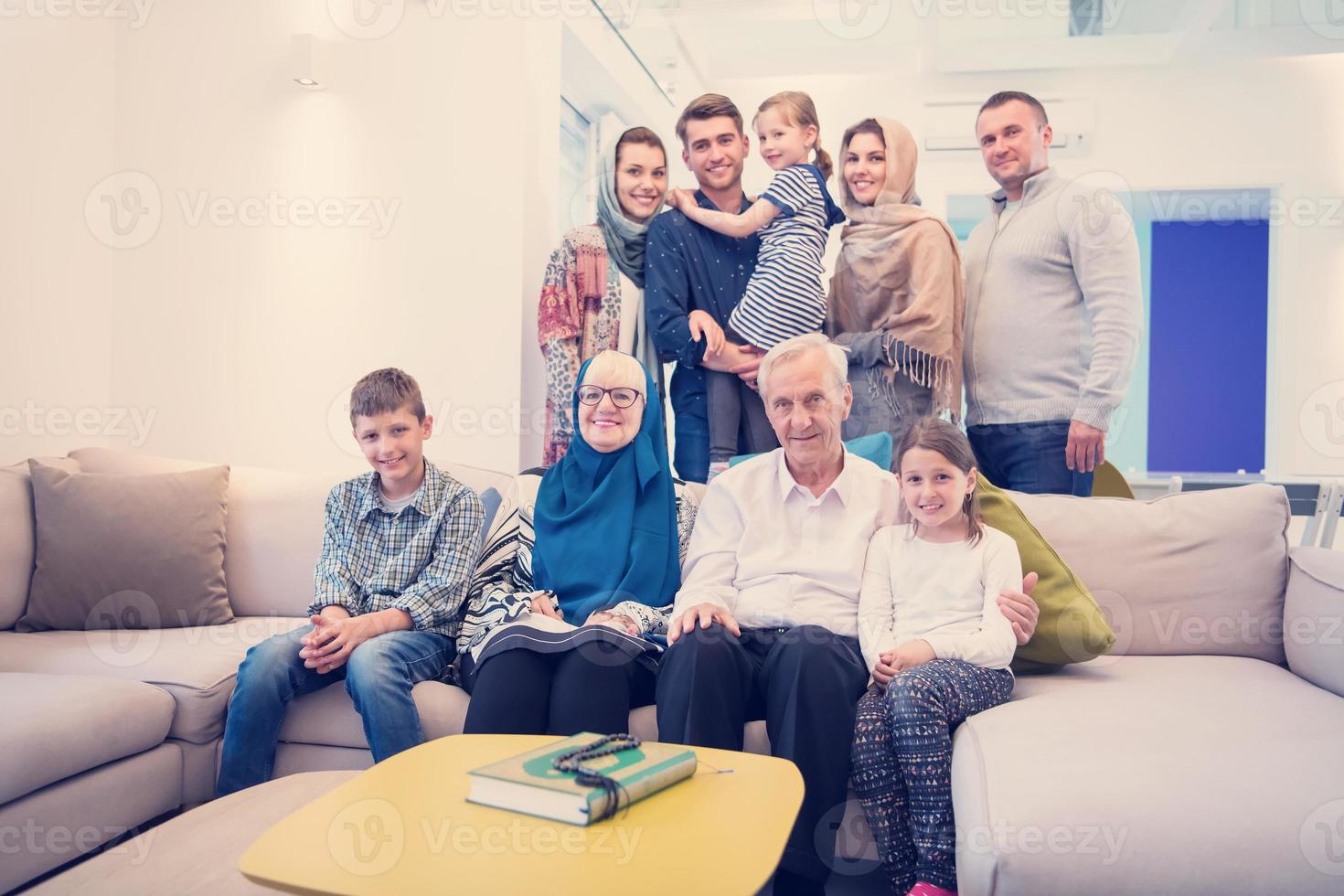 retrato de la feliz familia musulmana moderna foto