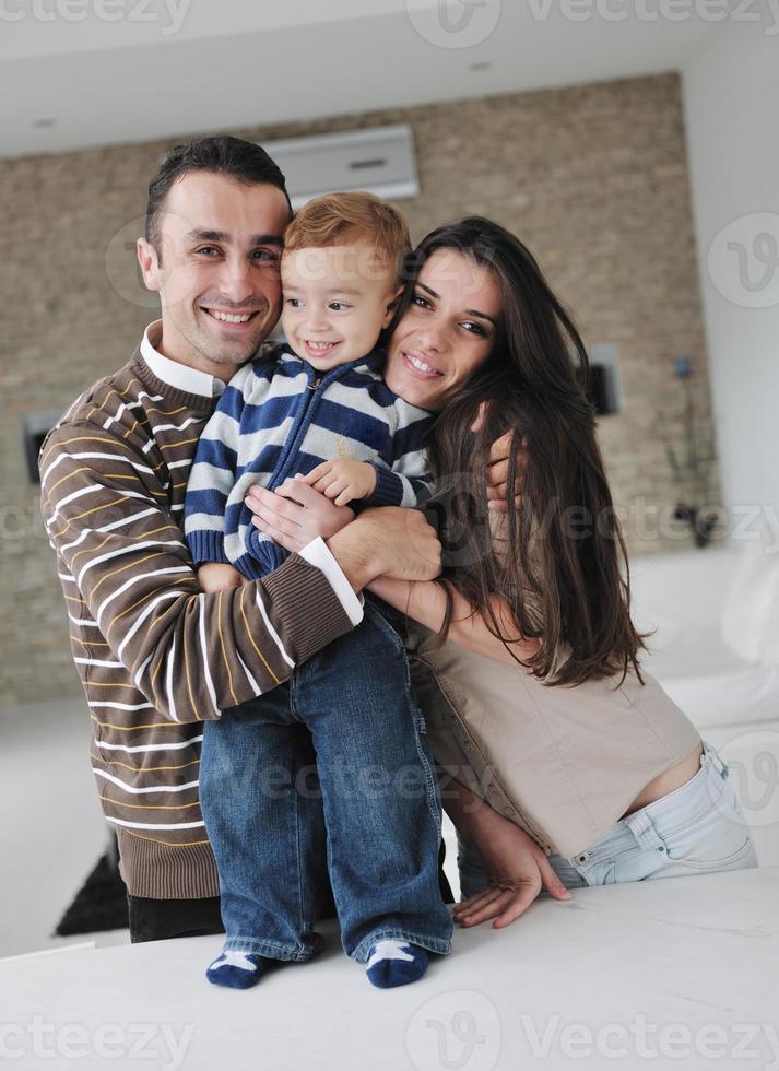 familia joven feliz divertirse en casa foto