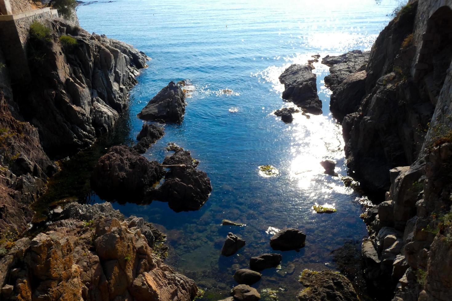 vista de los acantilados de la costa brava catalana foto