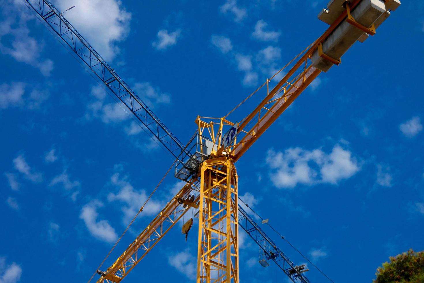 grúas trabajando en un sitio de construcción bajo el cielo azul foto