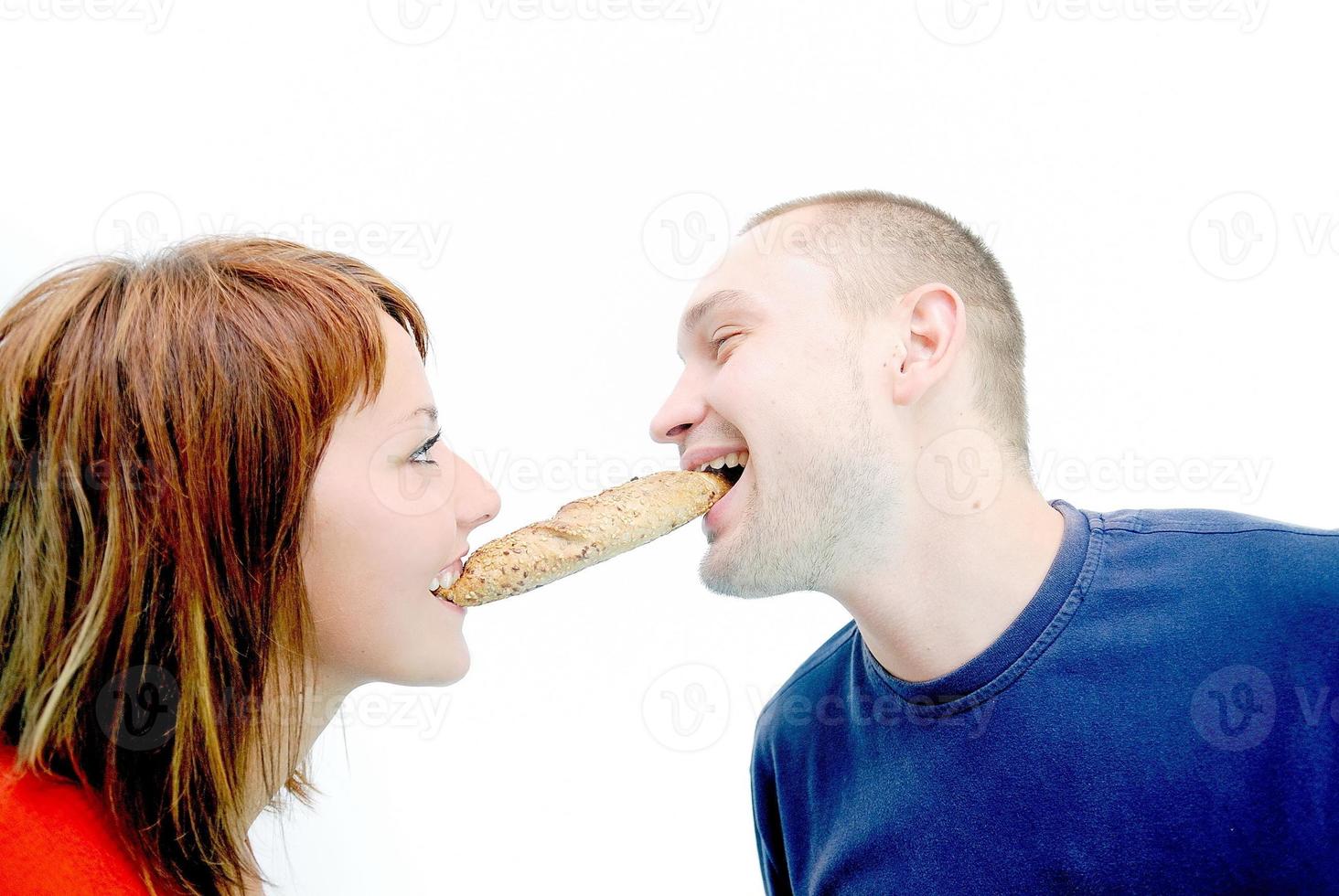 pareja comiendo pan foto