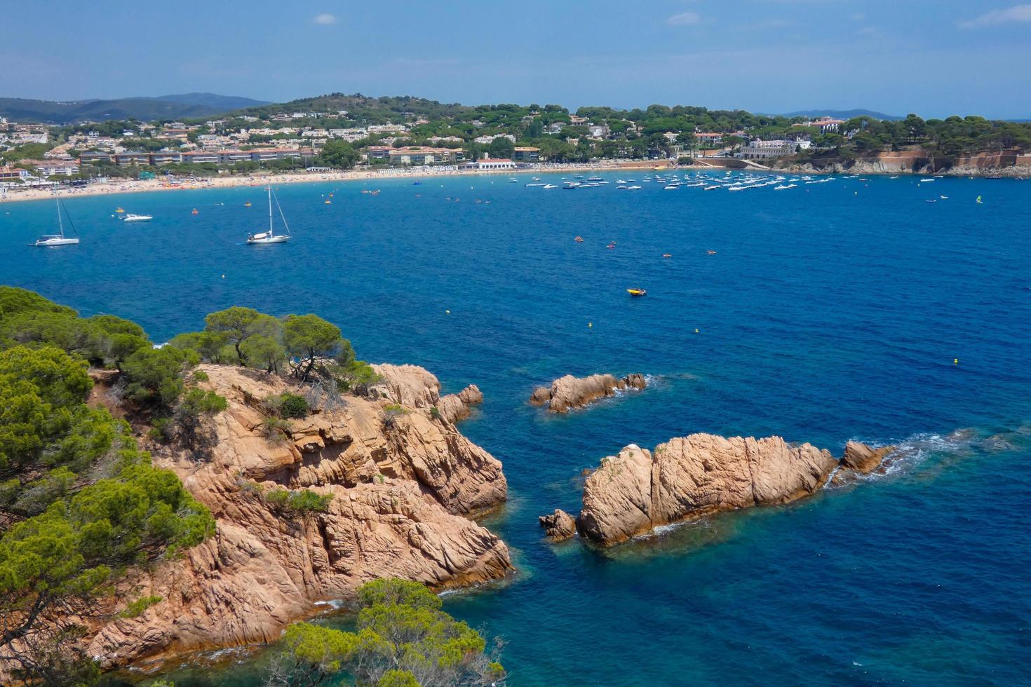 costa escarpada, costa mediterránea en la costa brava catalana, sant feliu de guixols foto