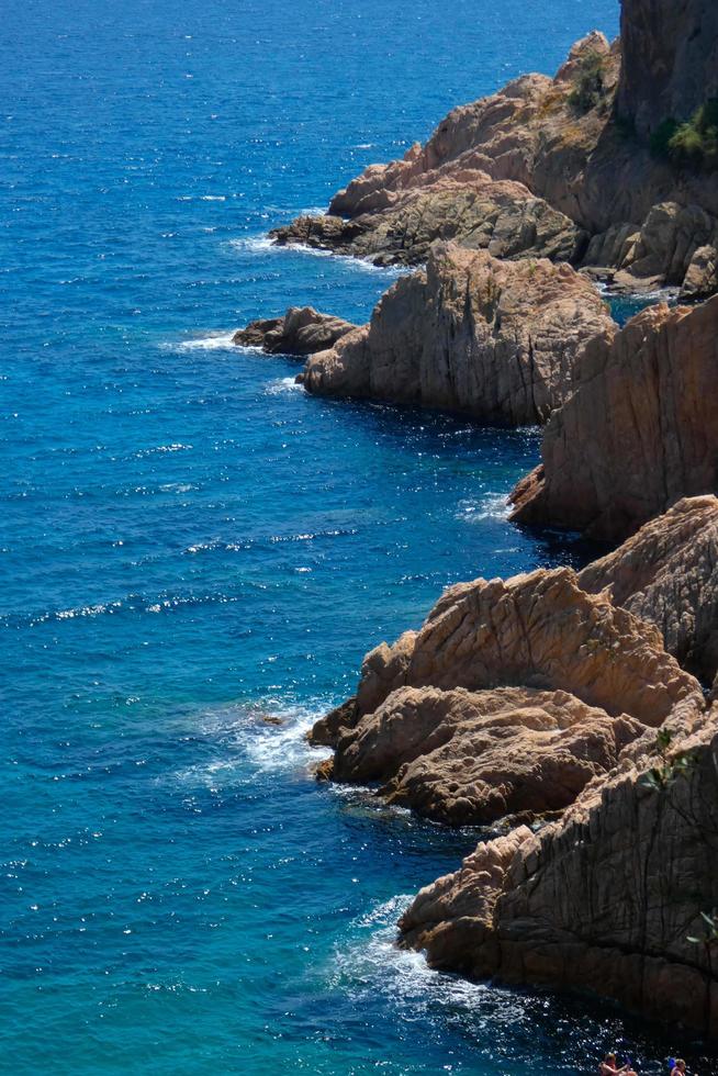 costa escarpada, costa mediterránea en la costa brava catalana, sant feliu de guixols foto