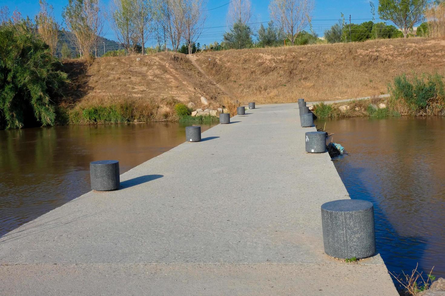 puente de inundación sobre el río llobregat para deportistas foto