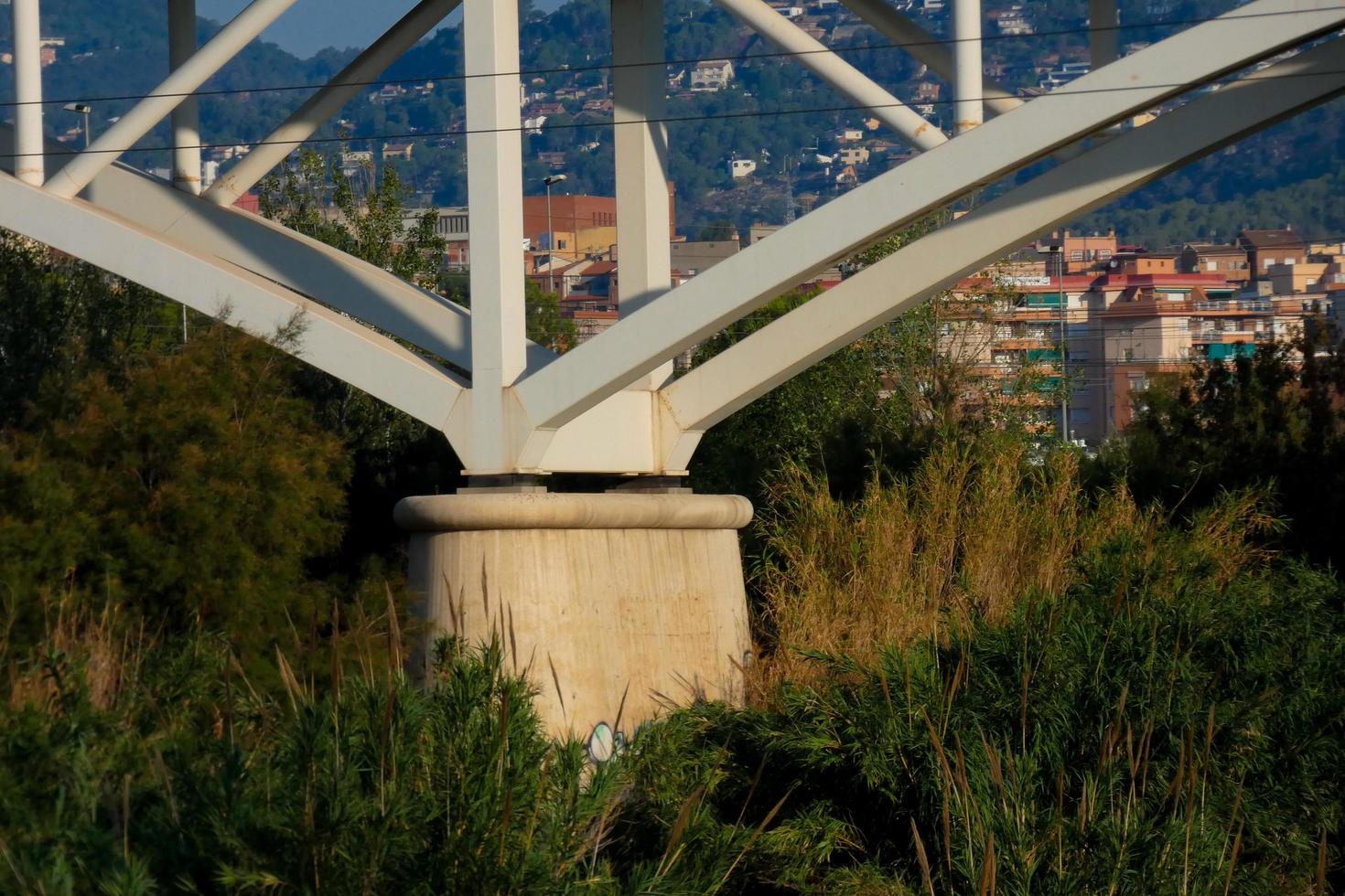 moderno puente fluvial, una obra de ingeniería por la que pasan a diario miles de vehículos foto