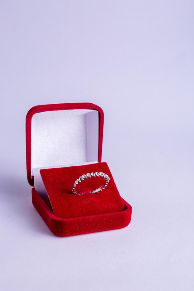 anillos de boda en caja roja foto