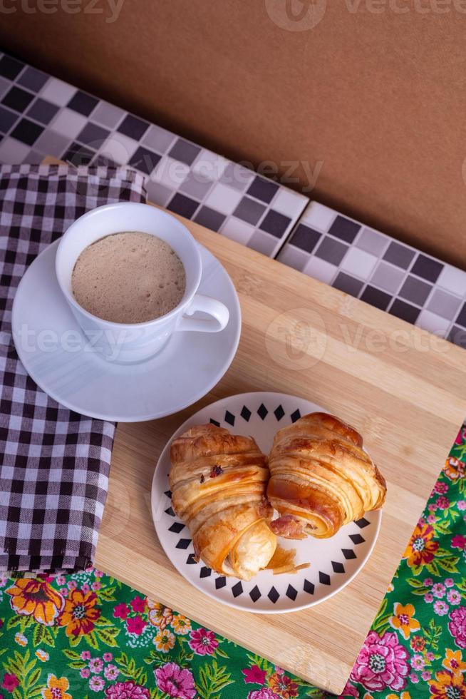 taza de café y croissant foto