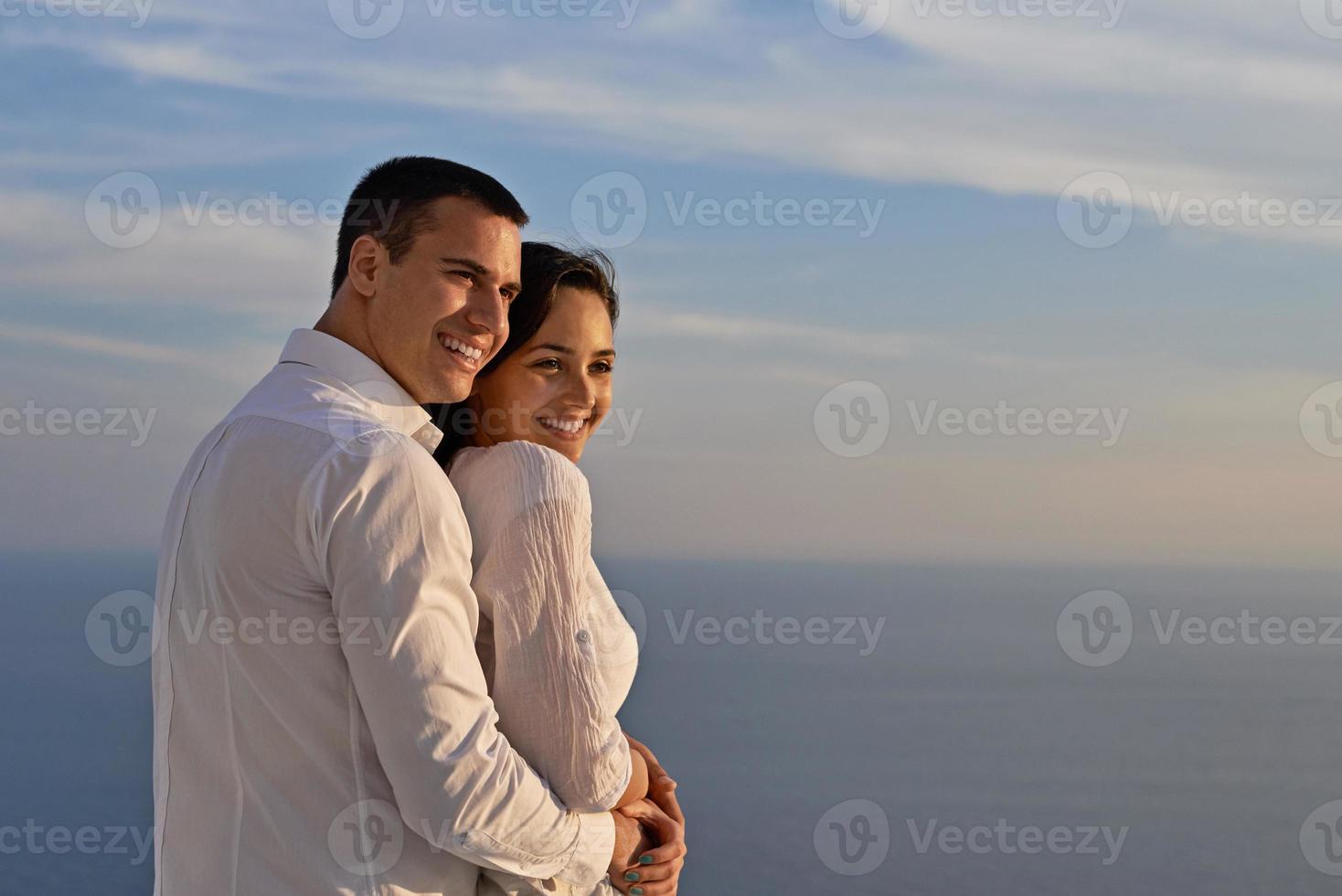 feliz joven pareja romántica diviértete y relájate en casa foto