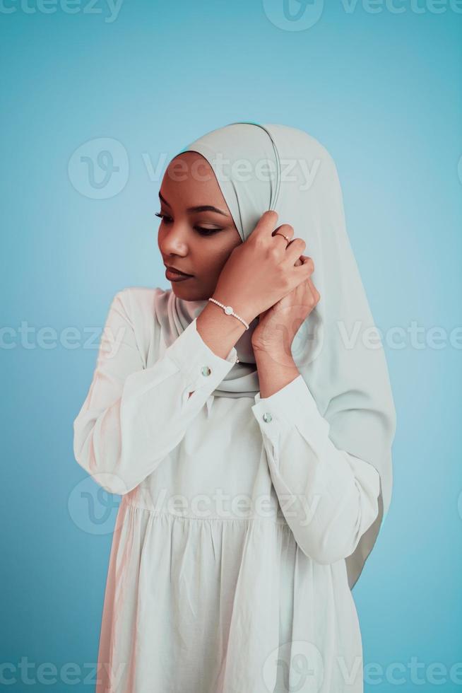 retrato de una joven belleza afro musulmana moderna con ropa tradicional de fondo azul. enfoque selectivo 10976889 Foto de stock en Vecteezy
