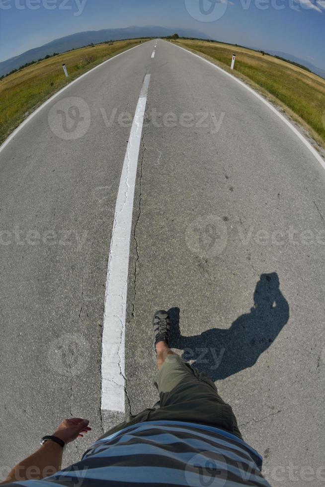 vista pov del hombre caminando foto