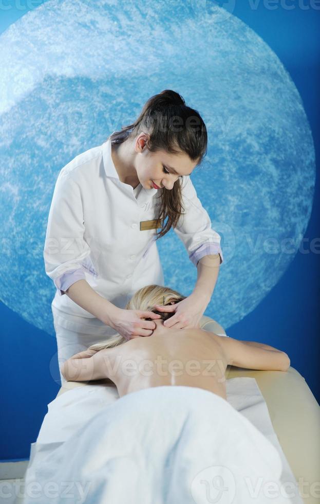 Hermosa mujer joven en el spa foto