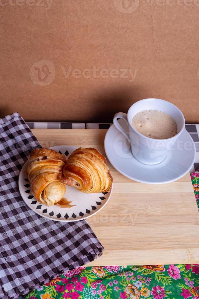 taza de café y croissant foto