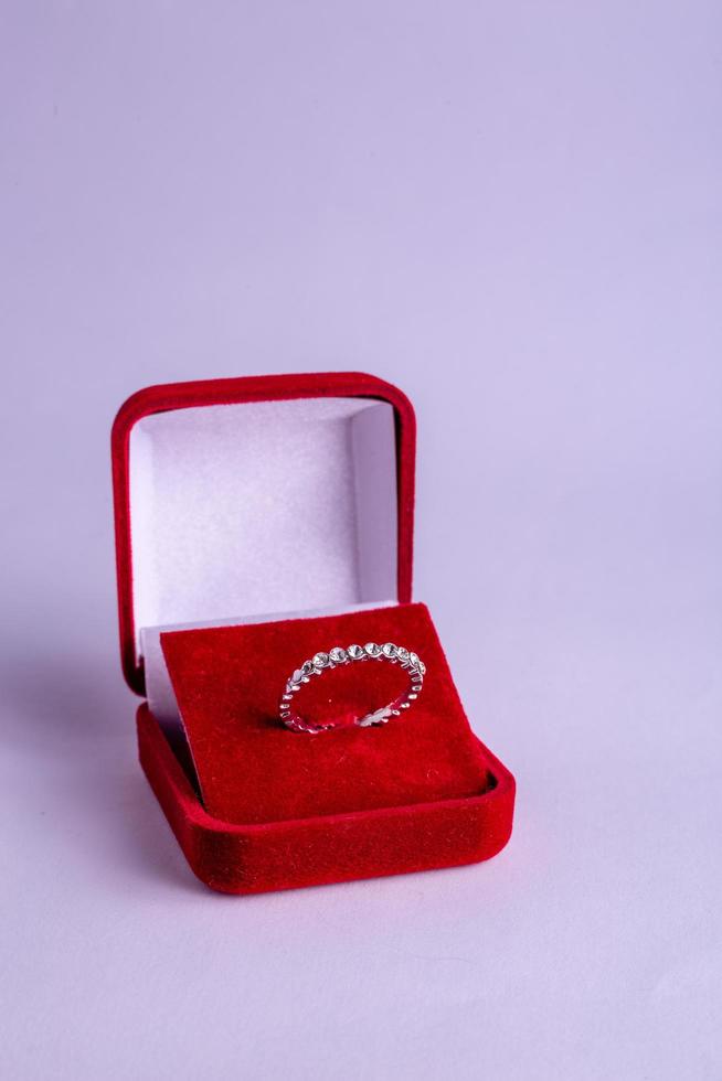 anillos de boda en caja roja foto