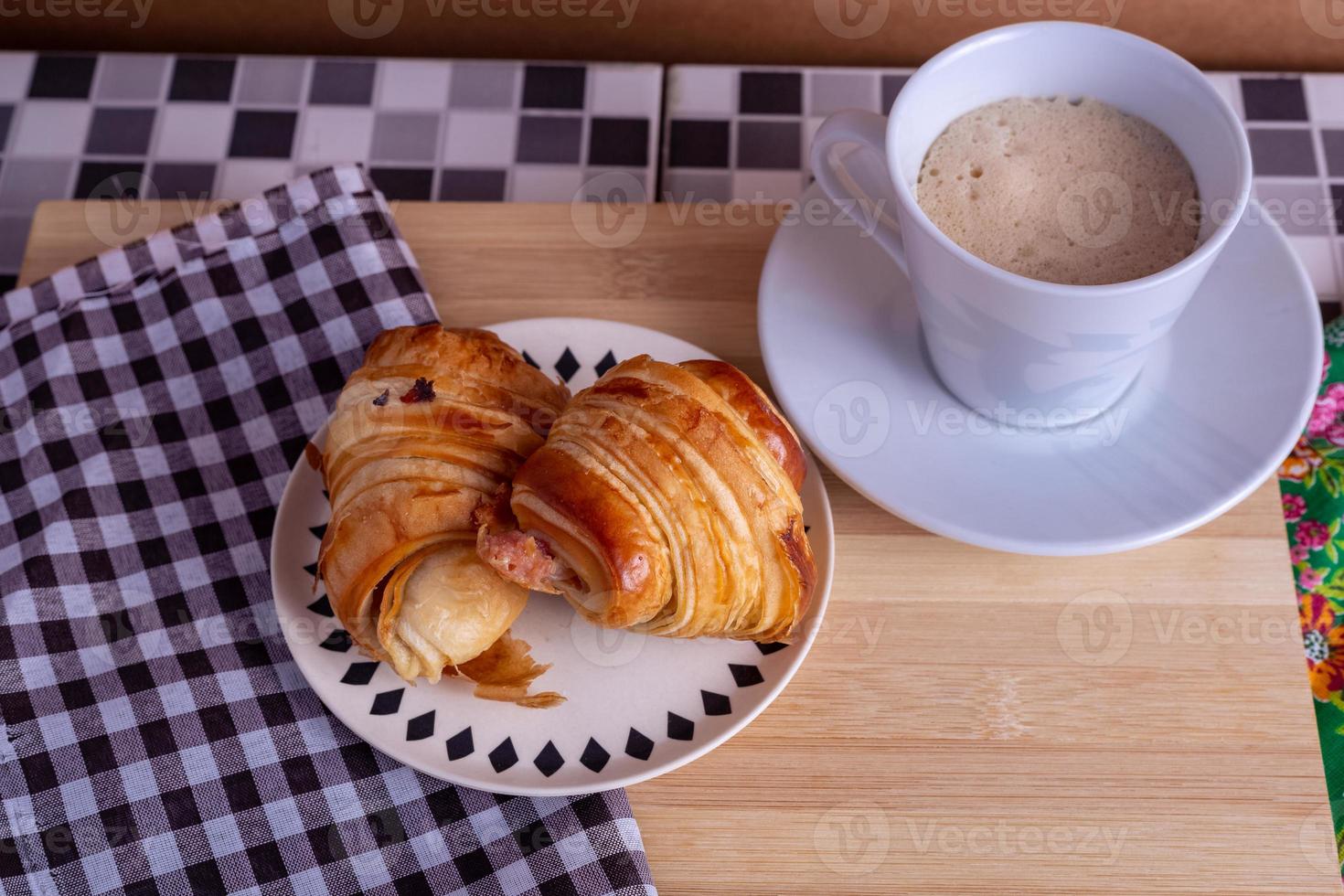 taza de café y croissant foto