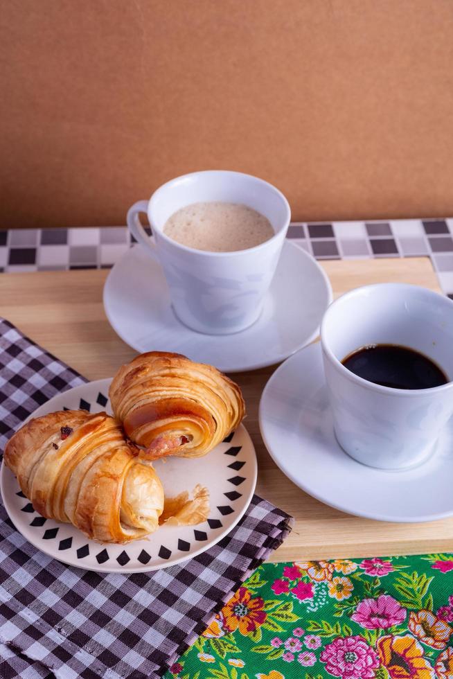 taza de café y croissant foto