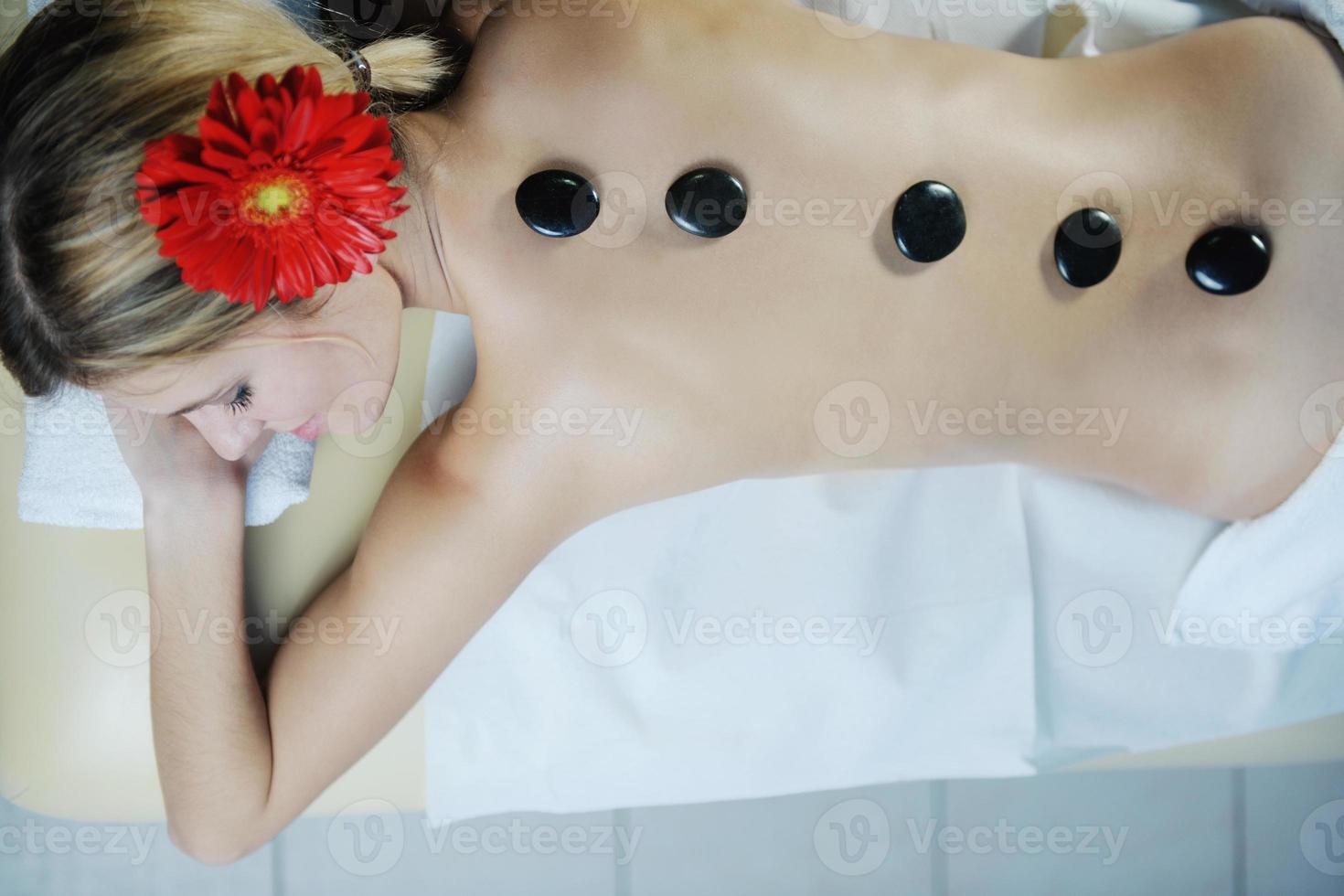 Hermosa mujer joven en el spa foto