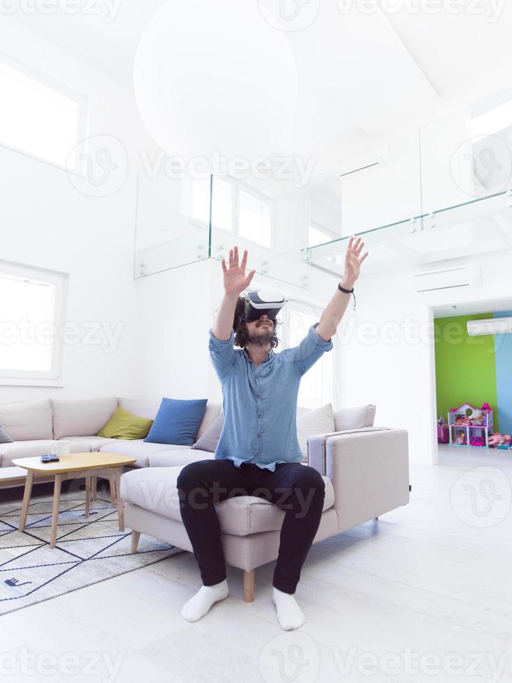 hombre usando gafas vr-headset de realidad virtual foto