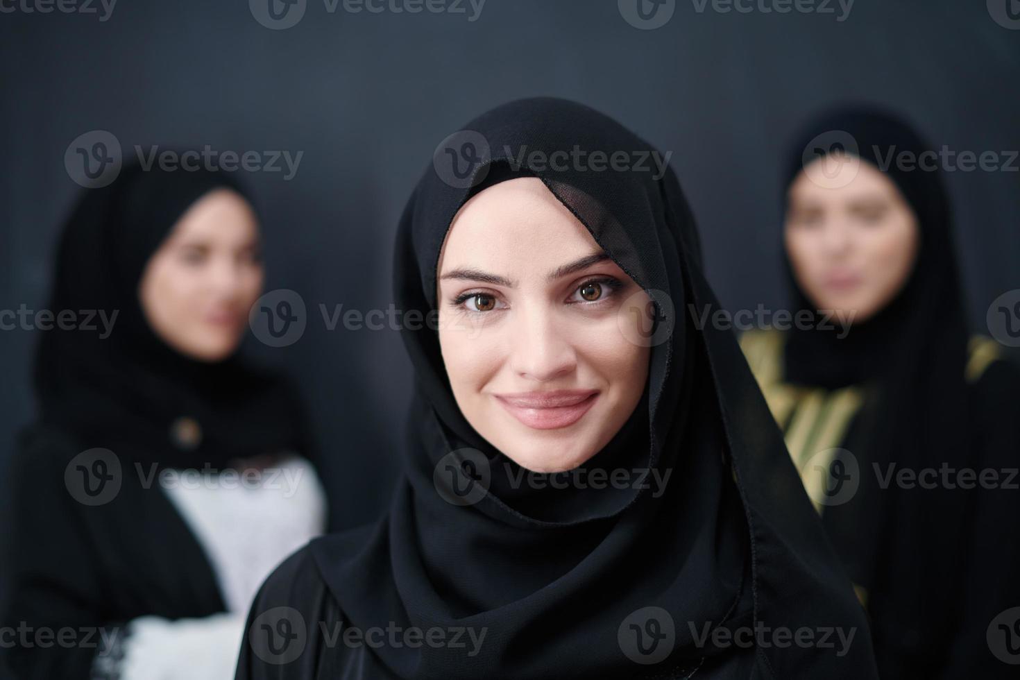 retrato de hermosas mujeres musulmanas vestidas a la moda foto