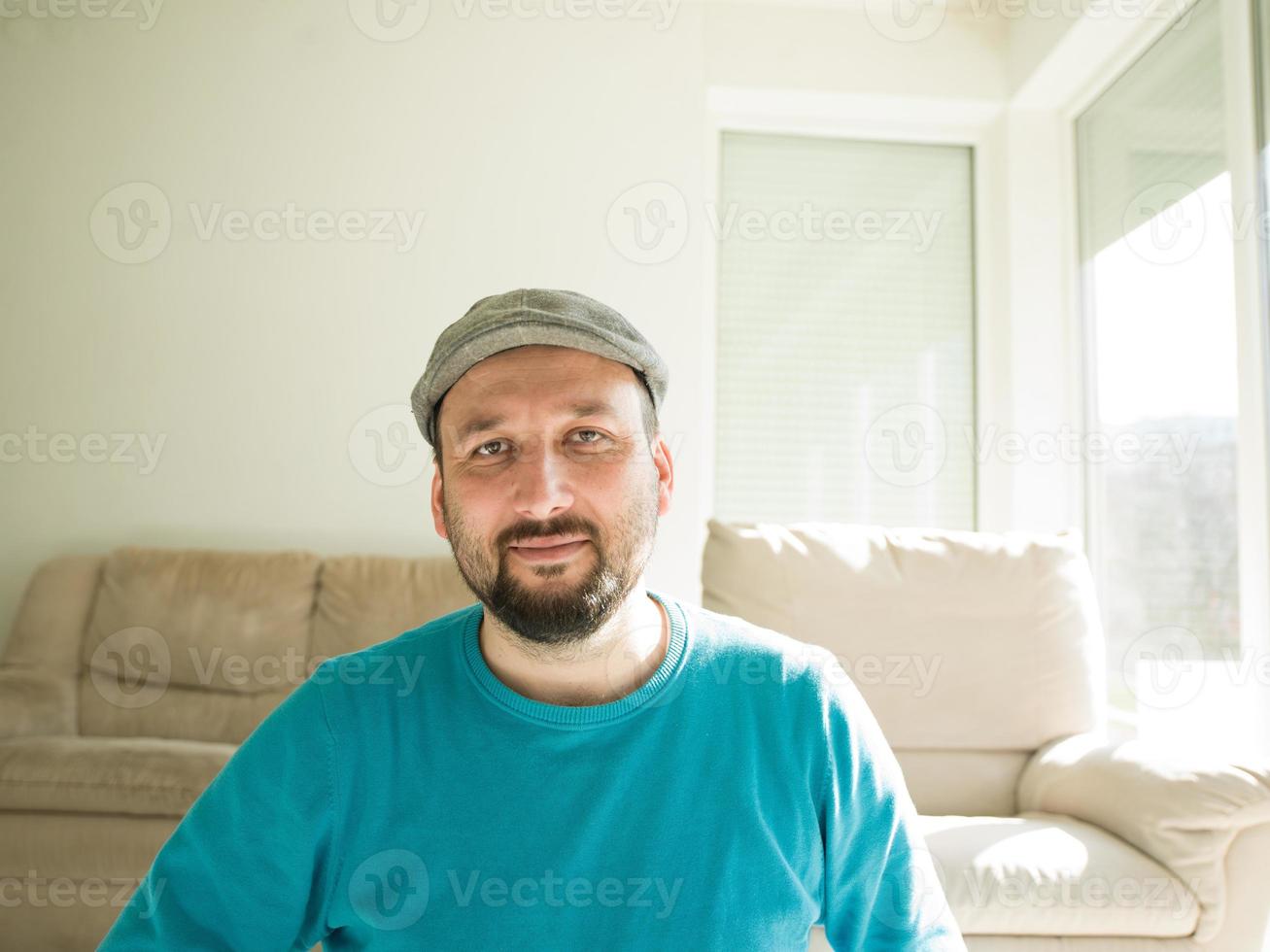 joven feliz relajándose en casa foto