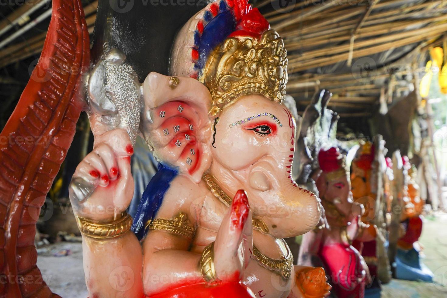 muchos lord ganesha también conocido como ganpati en ídolos hindi guardados en una tienda antes de ganesh chaturthi foto