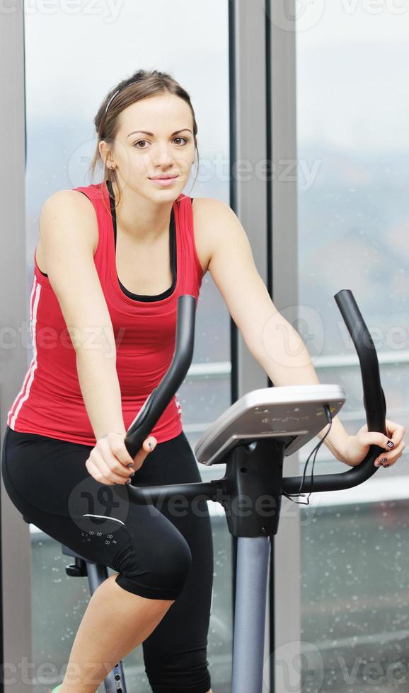 entrenamiento de mujer en el gimnasio en la pista de atletismo foto