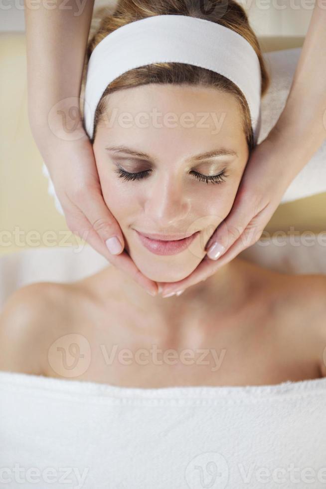 Hermosa mujer joven en el spa foto