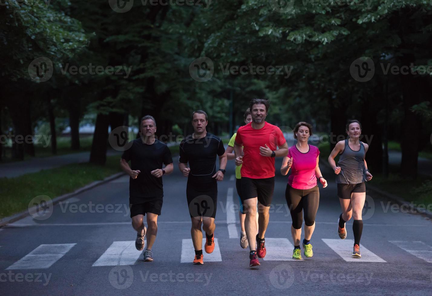 equipo de corredores en el entrenamiento matutino foto