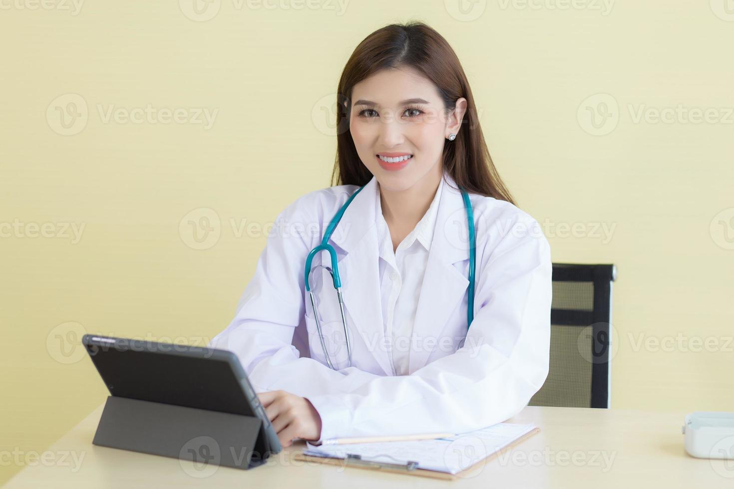 asiático hermoso joven sonriente doctora foto