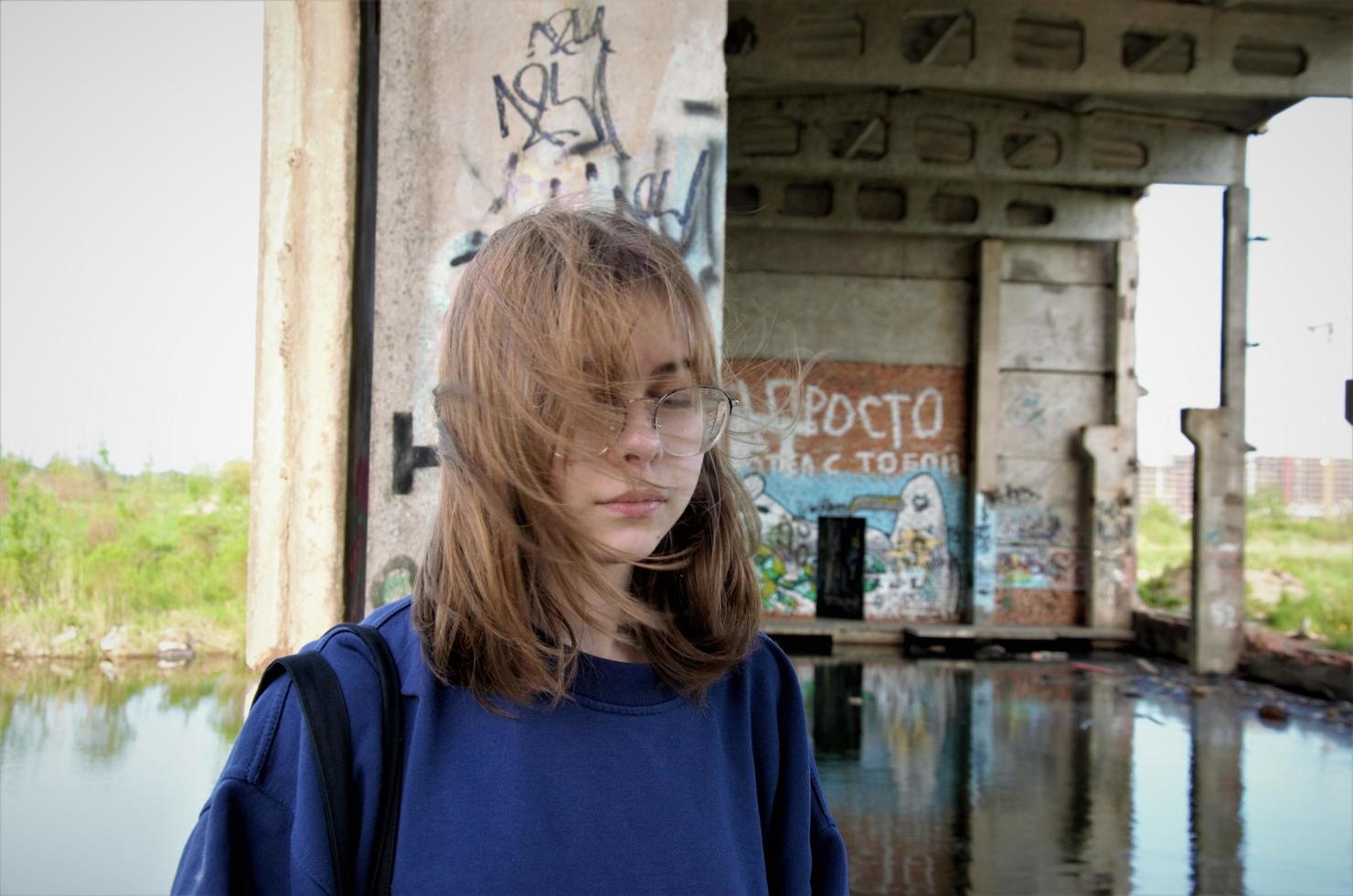 retrato de una niña en un edificio abandonado. el adolescente melancólico foto