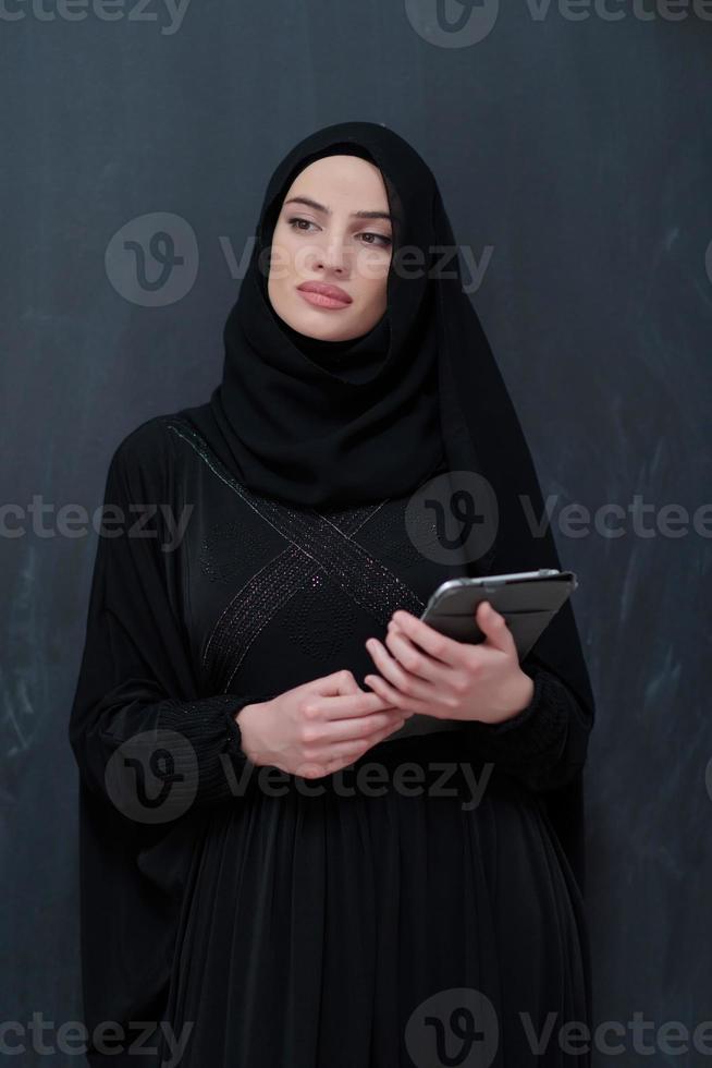 joven empresaria árabe con ropa tradicional o abaya con tablet PC foto