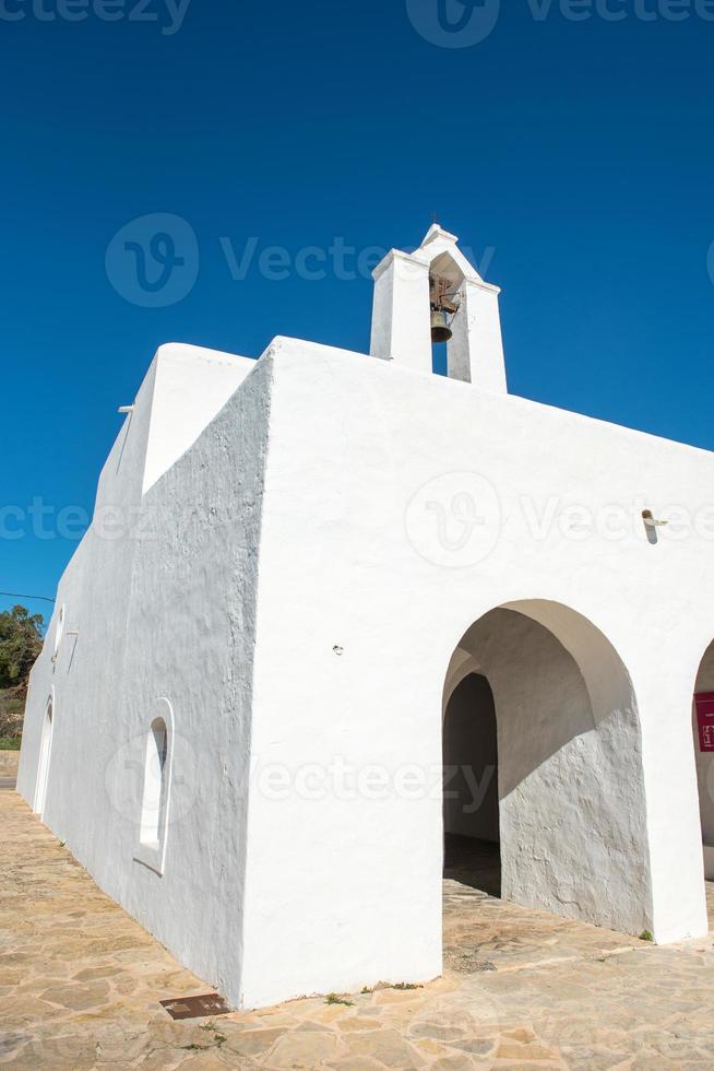 antigua iglesia blanca de santa anges de la corona, ibiza, españa. foto